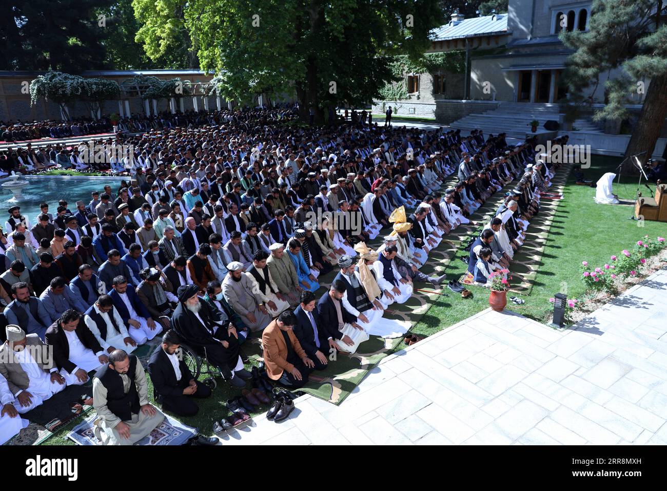 210513 -- KABUL, 13 maggio 2021 -- funzionari afghani e dipendenti governativi partecipano alle preghiere di Eid al-Fitr al Palazzo Presidenziale di Kabul, capitale dell'Afghanistan, 13 maggio 2021. Il Presidente afghano Mohammad Ashraf Ghani ha affermato giovedì che non esiste una soluzione militare alla crisi persistente nel suo paese, invitando i talebani a rinunciare ai combattimenti e a sostenere il processo di pace per trovare una soluzione politica. /Handout via Xinhua AFGHANISTAN-KABUL-EID AL-FITR-PREPREGHIERE afghxPresidentxPalace PUBLICATIONxNOTxINxCHN Foto Stock