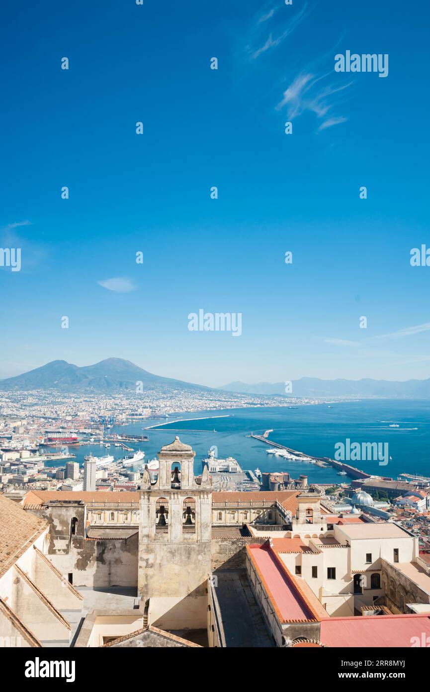 Napoli, Campania, Italia, vista panoramica aerea su un golfo e sul Vesuvio. Foto Stock