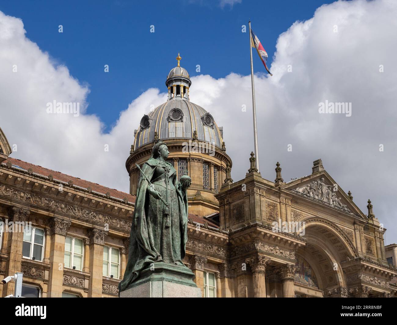 Victoria Square, Birmingham, Regno Unito; statua della Regina Vittoria in primo piano, la Council House sul retro. Foto Stock