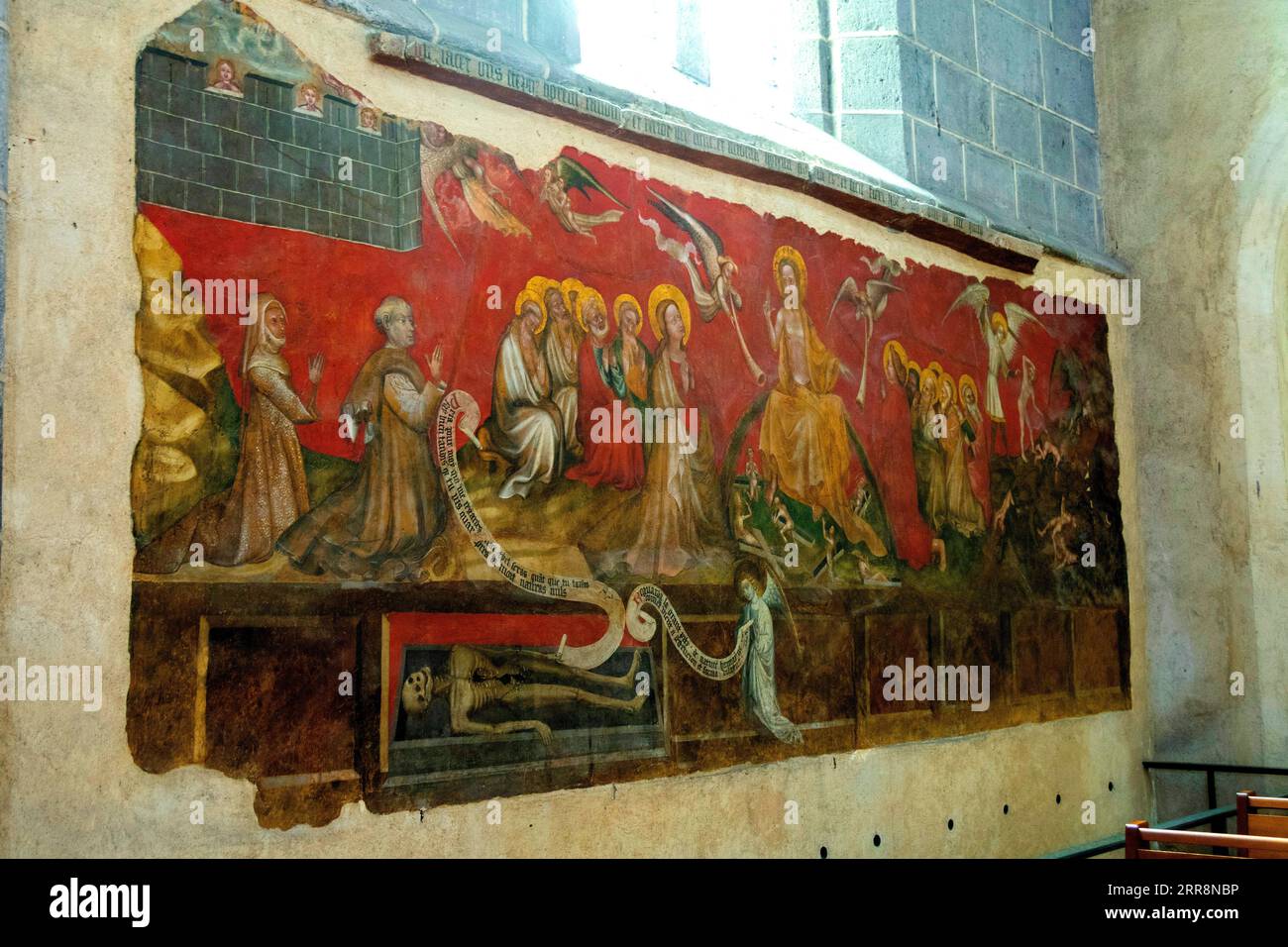 Ennezat. La chiesa collegiale di Saint-Victor-et-Sainte-Couronne. Pittura del giudizio finale. Dipartimento di Puy de Dome. Alvernia Rodano Alpes. Francia Foto Stock