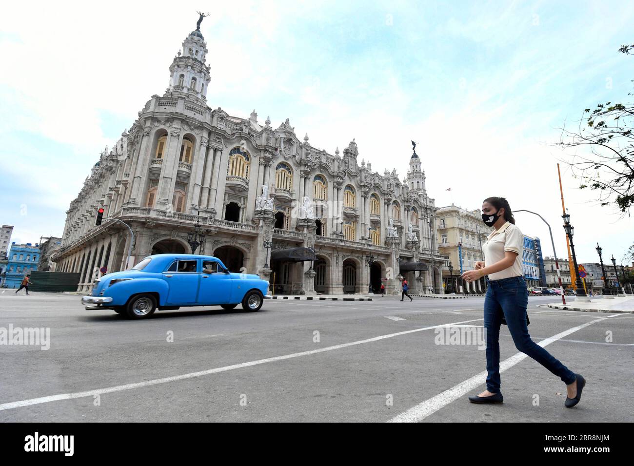 210514 -- L'AVANA, 14 maggio 2021 -- Una donna che indossa una maschera cammina in una strada a l'Avana, Cuba, 13 maggio 2021. Nuove varianti del coronavirus che si ritiene siano entrate a Cuba negli ultimi mesi sono state collegate a tassi di trasmissione più elevati, casi più gravi di malattia e un aumento dei decessi nel paese caraibico, ha detto il quotidiano ufficiale Granma giovedì. Foto di /Xinhua CUBA-HAVANA-COVID-19-VARIANTI JoaquinxHernandez PUBLICATIONxNOTxINxCHN Foto Stock