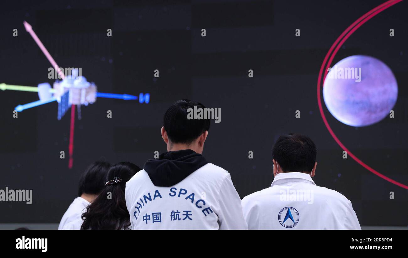 210515 -- PECHINO, 15 maggio 2021 -- personale tecnico lavora presso il Beijing Aerospace Control Center di Pechino, capitale della Cina, 15 maggio 2021. Il lander che trasportava il primo rover di Marte della Cina ha toccato il pianeta rosso, confermato sabato mattina dall'Amministrazione spaziale Nazionale della Cina (CNSA). È la prima volta che la Cina ha sbarcato una sonda su un pianeta diverso dalla Terra. EyesonSci CHINA-BEIJING-TIANWEN-1 PROBE-MARS-LANDING CN JinxLiwang PUBLICATIONxNOTxINxCHN Foto Stock