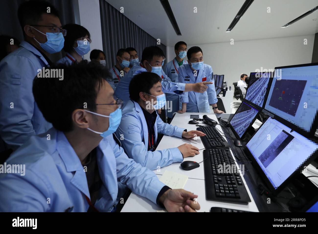 210515 -- PECHINO, 15 maggio 2021 -- personale tecnico lavora presso il Beijing Aerospace Control Center di Pechino, capitale della Cina, 15 maggio 2021. Il lander che trasportava il primo rover di Marte della Cina ha toccato il pianeta rosso, confermato sabato mattina dall'Amministrazione spaziale Nazionale della Cina (CNSA). È la prima volta che la Cina ha sbarcato una sonda su un pianeta diverso dalla Terra. EyesonSci CHINA-BEIJING-TIANWEN-1 PROBE-MARS-LANDING CN JinxLiwang PUBLICATIONxNOTxINxCHN Foto Stock