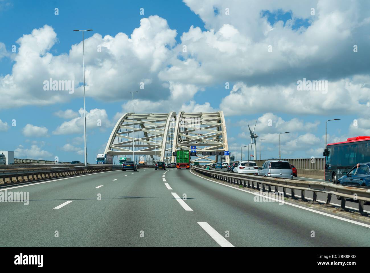 Rotterdam, Olanda-luglio 26 2023: Traffico sul Van Brienenoordbridge (Van Brienenoordbrug) nei Paesi Bassi. Foto Stock