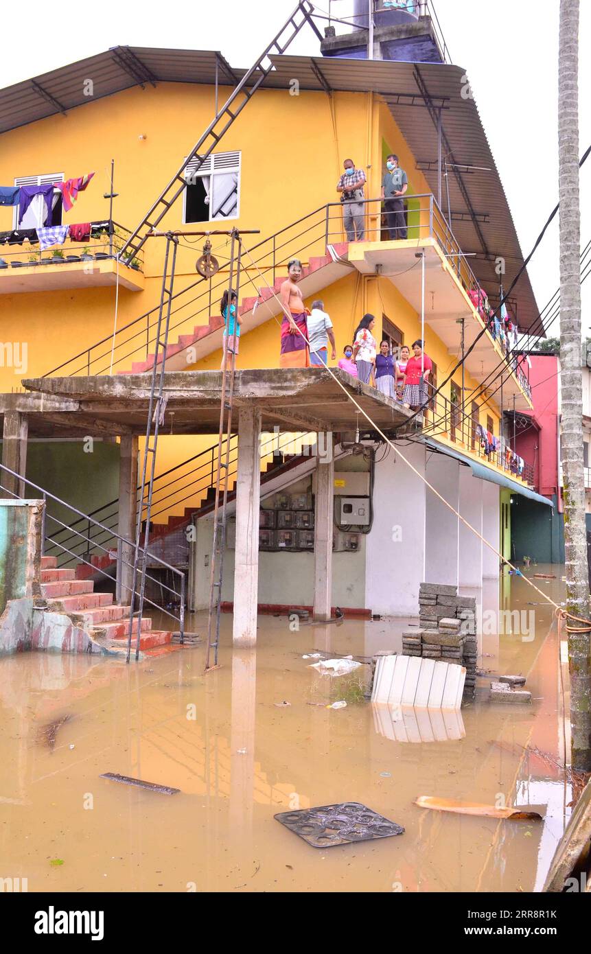 210515 -- COLOMBO, 15 maggio 2021 -- un edificio inondato è visto in piena a Gampaha, Sri Lanka, 15 maggio 2021. Almeno quattro persone erano morte e oltre 42.000 altre erano state colpite da giorni di forti venti e forti piogge che hanno devastato il paese a causa della formazione di un super ciclone nella Baia del Bengala, il Disaster Management Center DMC dello Sri Lanka ha detto nel suo ultimo rapporto meteo sabato. Foto di /Xinhua SRI LANKA-GAMPAHA-FLOOD GayanxSameera PUBLICATIONxNOTxINxCHN Foto Stock