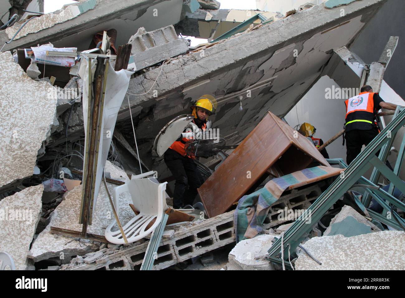 210516 -- GAZA CITY, 16 maggio 2021 -- i soccorritori controllano Rubbles of Jala Tower, che ospitava uffici di al-Jazeera TV e Associated Press, nonché appartamenti residenziali, dopo essere stato colpito da un attacco aereo israeliano nella città di Gaza, il 15 maggio 2021. Israele ha detto che sabato ha colpito l'edificio alto nella città di Gaza, uffici abitativi dei media internazionali perché conteneva beni dell'agenzia di intelligence di Hamas. Foto di /Xinhua MIDEAST-GAZA CITY-AIRSTRIKES-JALA TOWER RizekxAbdeljawad PUBLICATIONxNOTxINxCHN Foto Stock