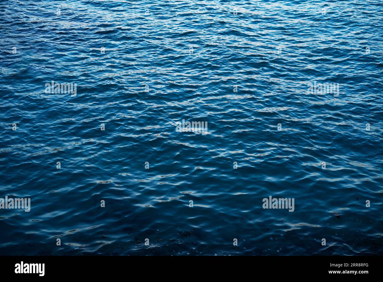 Un'immagine del mare con le onde calme. Foto Stock