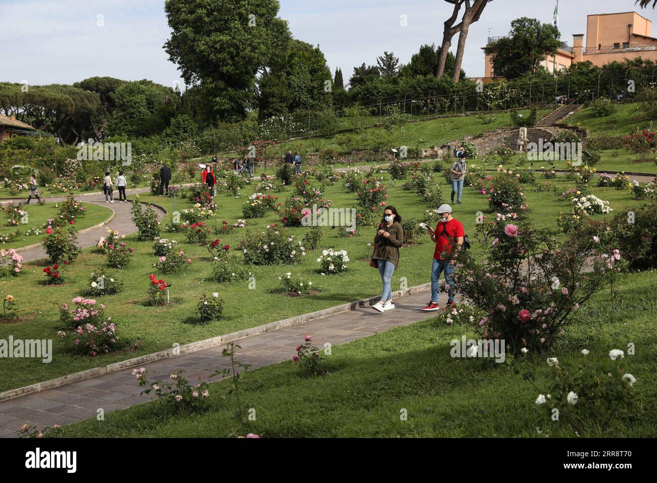 210518 -- ROMA, 18 maggio 2021 -- People visit Rome Rose Garden in Rome, Italy, 17 maggio 2021. Lunedì il governo del primo Ministro Mario Draghi ha deciso di rinviare il coprifuoco notturno anti-coronavirus e ha approvato un piano per un'ulteriore riapertura, mentre le tendenze pandemiche in Italia sono rimaste positive. ITALIA-ROMA-COVID-19-ULTERIORE RIAPERTURA-PIANIFICAZIONE CHENGXTINGTING PUBLICATIONXNOTXINXCHN Foto Stock