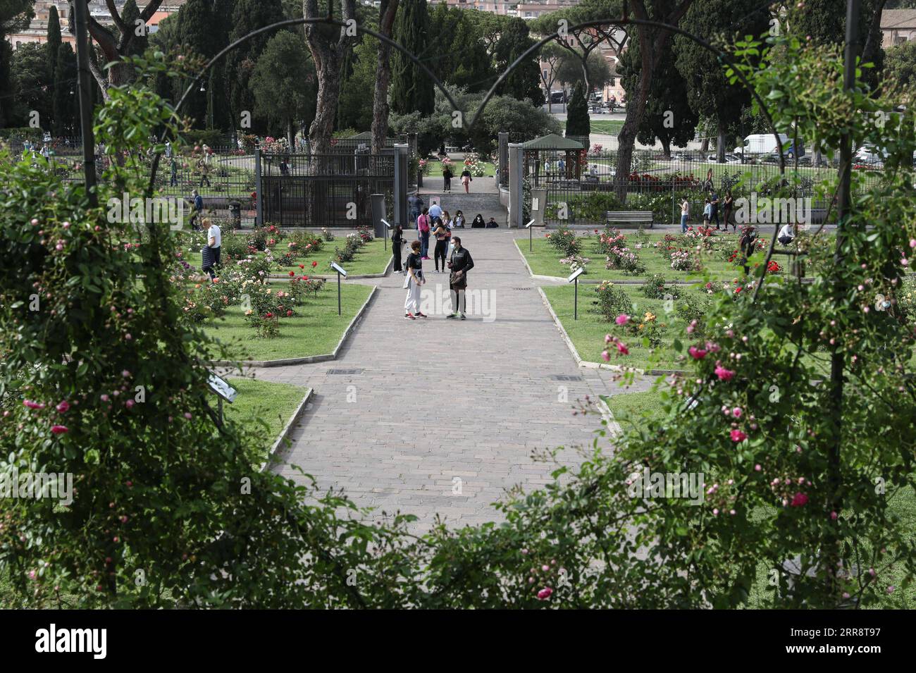 210518 -- ROMA, 18 maggio 2021 -- People visit Rome Rose Garden in Rome, Italy, 17 maggio 2021. Lunedì il governo del primo Ministro Mario Draghi ha deciso di rinviare il coprifuoco notturno anti-coronavirus e ha approvato un piano per un'ulteriore riapertura, mentre le tendenze pandemiche in Italia sono rimaste positive. ITALIA-ROMA-COVID-19-ULTERIORE RIAPERTURA-PIANIFICAZIONE CHENGXTINGTING PUBLICATIONXNOTXINXCHN Foto Stock