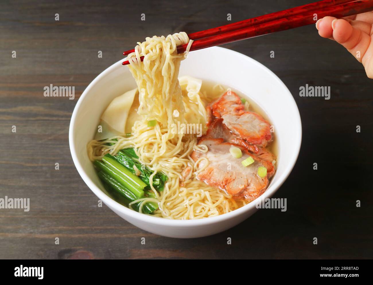 Deliziose tagliatelle di uova cinesi con bastoncini Foto Stock