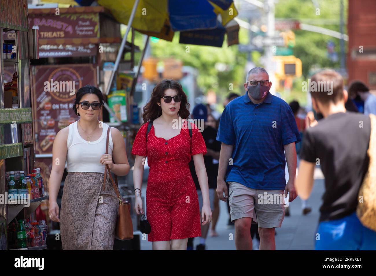 210520 -- NEW YORK, 20 maggio 2021 -- i pedoni camminano lungo West Houston Street nel quartiere SoHo a New York, Stati Uniti, 19 maggio 2021. Lo Stato di New York è entrato in un nuovo periodo di riapertura mercoledì con la revoca di molteplici restrizioni di capacità e nuove linee guida sulle maschere e il distanziamento sociale. U.S.-NEW YORK STATE-MASKS-NEW GUIDANCE MICHAELXNAGLE PUBLICATIONXNOTXINXCHN Foto Stock