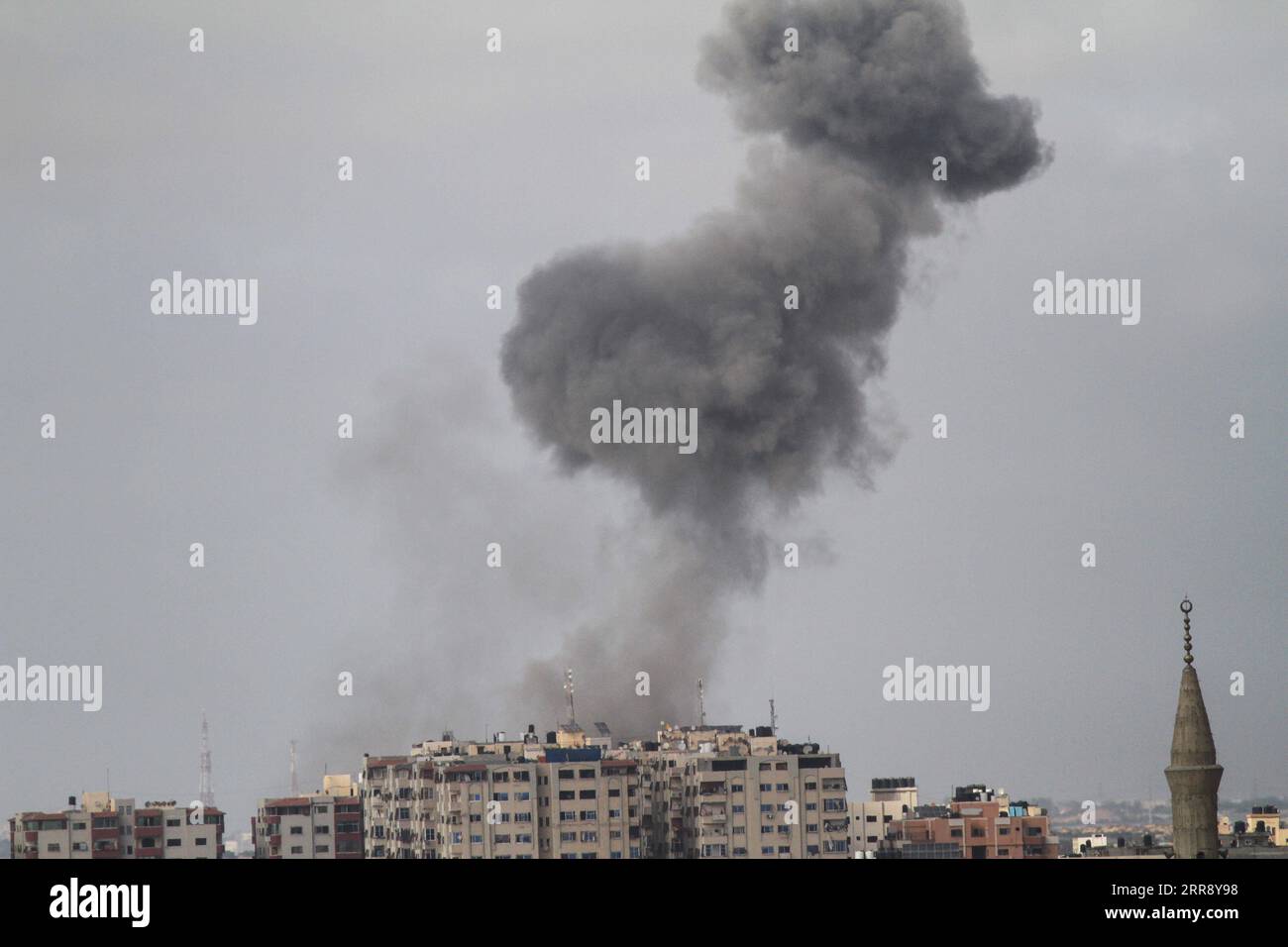 210520 -- GAZA, 20 maggio 2021 -- il fumo si ribalta a seguito di un attacco aereo israeliano sulla parte settentrionale della città di Gaza, il 20 maggio 2021. La tensione tra Israele e i gruppi militanti guidati dal movimento di resistenza islamica palestinese Hamas nella Striscia di Gaza è continuata, uccidendo 230 palestinesi, hanno detto medici. Foto di /Xinhua MIDEAST-GAZA-CONFLICT RizekxAbdeljawad PUBLICATIONxNOTxINxCHN Foto Stock