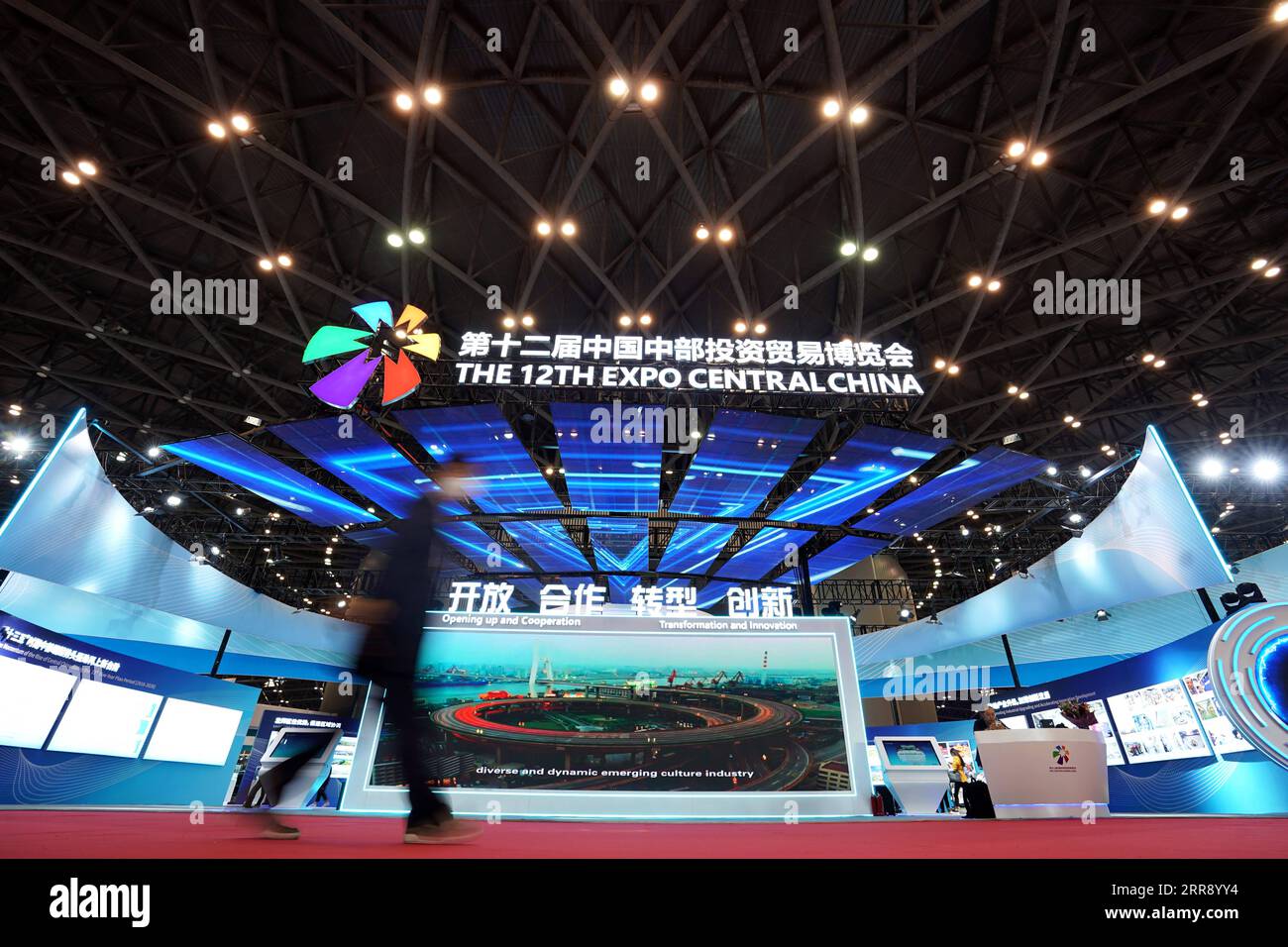 210521 -- TAIYUAN, 21 maggio 2021 -- le persone visitano la dodicesima Expo della Cina centrale nella città di Taiyuan nella provincia dello Shanxi della Cina settentrionale, 21 maggio 2021. Il 12° Expo della Cina centrale è iniziato qui venerdì. CHINA-SHANXI-TAIYUAN-12TH EXPO CENTRAL CHINACN ZHANXYAN PUBLICATIONXNOTXINXCHN Foto Stock