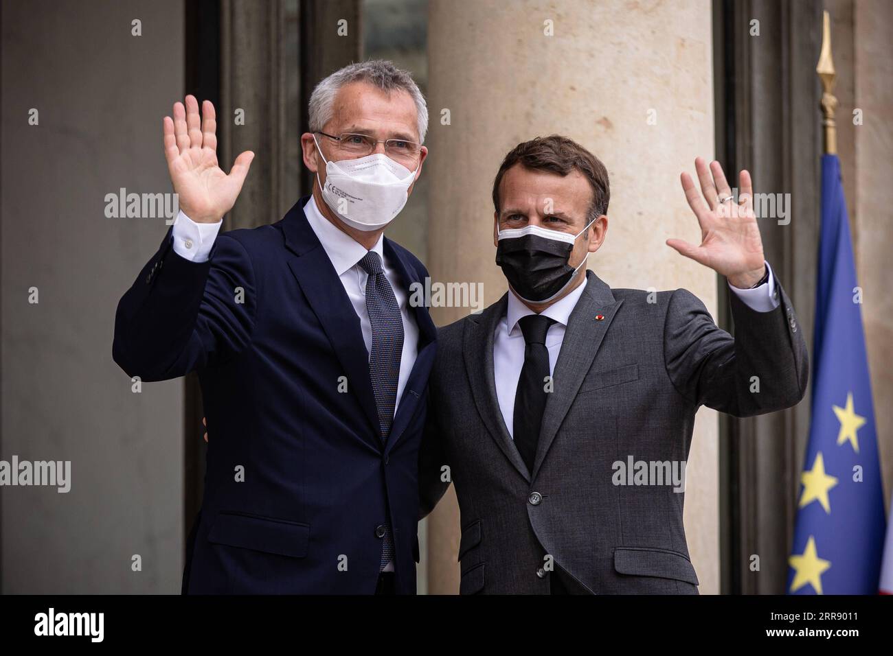News Bilder des Tages 210521 -- PARIGI, 21 maggio 2021 -- il presidente francese Emmanuel Macron R e il segretario generale dell'Organizzazione del Trattato del Nord Atlantico NATO Jens Stoltenberg salutano la gente prima del loro incontro al Palazzo Elysee a Parigi, in Francia, 21 maggio 2021. Foto di /Xinhua FRANCE-PARIS-MACRON-STOLTENBERG-MEETING AurelienxMorissard PUBLICATIONxNOTxINxCHN Foto Stock