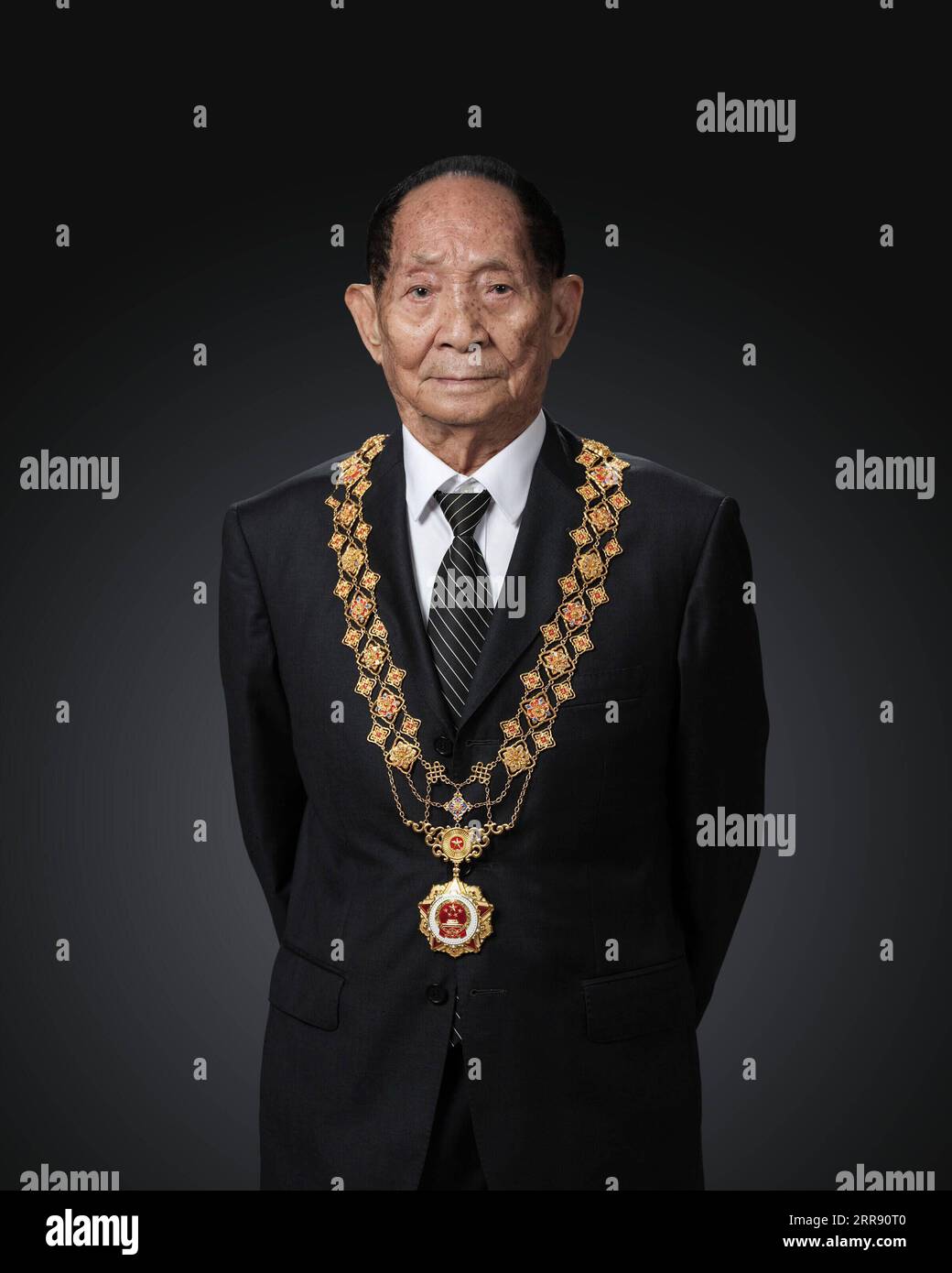 210522 -- PECHINO, 22 maggio 2021 -- foto scattata il 28 settembre 2019 mostra un ritratto di Yuan Longping dopo aver ricevuto la Medaglia della Repubblica. Lo scienziato cinese Yuan Longping, famoso per aver sviluppato il primo ceppo di riso ibrido che ha tirato fuori dalla fame innumerevoli persone, è morto di malattia alle 91 di sabato. CHINA-YUAN LONGPING-PADRE DEL RISO IBRIDO-MORTE CN LIXHE PUBLICATIONXNOTXINXCHN Foto Stock