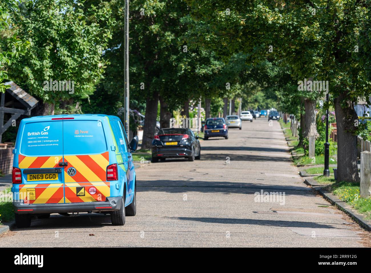 viale suburbano alberato a Southend on Sea, Essex, Regno Unito, con alberi che creano un tunnel verde. Furgone British gas parcheggiato Foto Stock