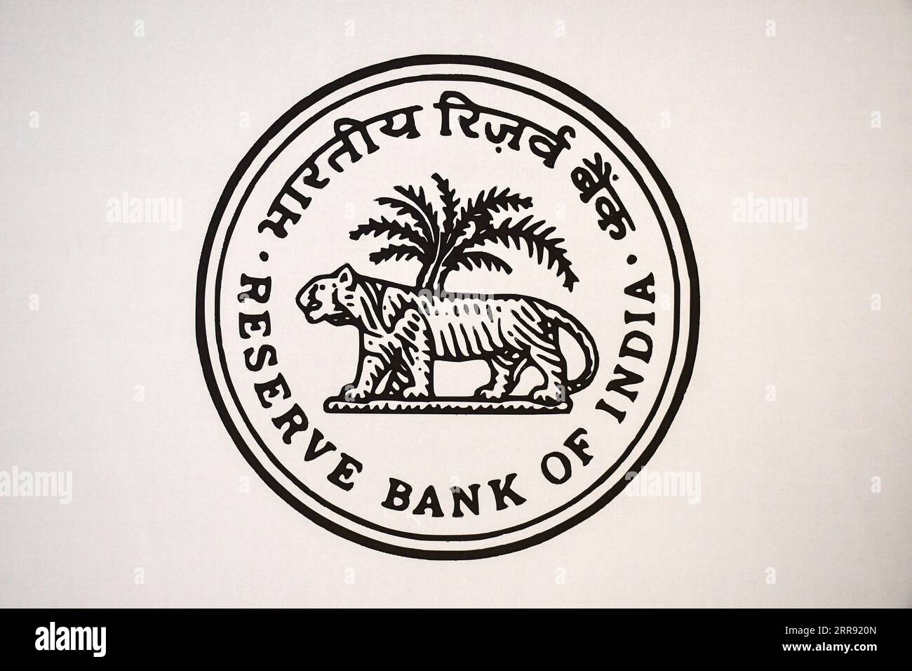 Il logo "Reserve Bank of India" (RBI) è visibile al Global Fintech Fest (GFF) di Mumbai. Global Fintech Fest è una piattaforma mondiale in cui gli stakeholder delle aziende fintech si riuniscono sotto un unico tetto per condividere idee, innovazioni, startup e nuove tecnologie nel settore bancario, finanziario e dei pagamenti digitali in occasione di un evento annuale. (Foto di Ashish Vaishnav / SOPA Images/Sipa USA) Foto Stock