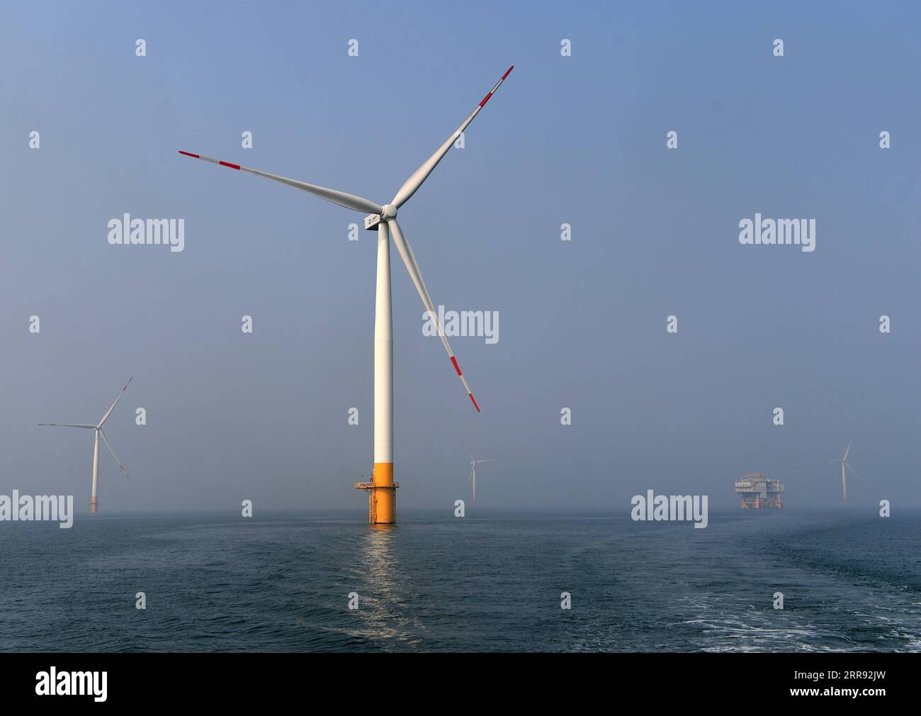 210525 -- GUANGZHOU, 25 maggio 2021 -- foto scattata il 19 luglio 2020 mostra il parco eolico offshore di Puti Island nella contea di Laoting, nella provincia di Hebei nella Cina settentrionale. Xinhua titoli: Potenziare una nazione di 1,4 miliardi di YangxShiyao PUBLICATIONxNOTxINxCHN Foto Stock