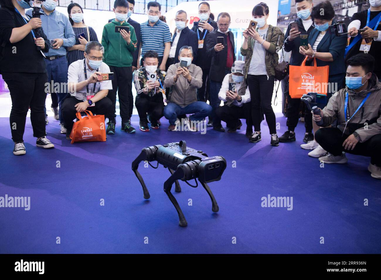 210526 -- GUIYANG, 26 maggio 2021 -- i visitatori guardano un cane robotico durante la China International Big Data Industry Expo 2021 a Guiyang, nella provincia di Guizhou, nella Cina sud-occidentale, 26 maggio 2021. L'expo ha aperto qui mercoledì, presentando innovazioni scientifiche e tecnologiche all'avanguardia e risultati in settori rilevanti. CHINA-GUIZHOU-GUIYANG-BIG DATA INDUSTRY EXPO-TECHNOLOGY CN JINXLIWANG PUBLICATIONXNOTXINXCHN Foto Stock