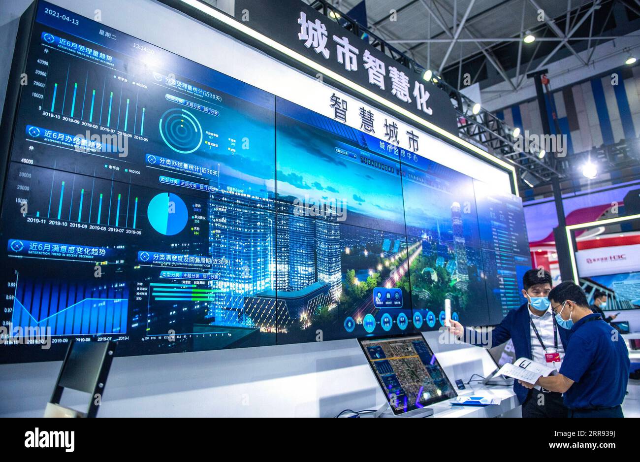 210526 -- GUIYANG, 26 maggio 2021 -- i visitatori vengono a conoscenza di un sistema di governance delle città intelligenti durante la China International Big Data Industry Expo 2021 a Guiyang, nella provincia di Guizhou nel sud-ovest della Cina, 26 maggio 2021. L'expo ha aperto qui mercoledì, presentando innovazioni scientifiche e tecnologiche all'avanguardia e risultati in settori rilevanti. CHINA-GUIZHOU-GUIYANG-BIG DATA INDUSTRY EXPO-TECHNOLOGY CN TAOXLIANG PUBLICATIONXNOTXINXCHN Foto Stock