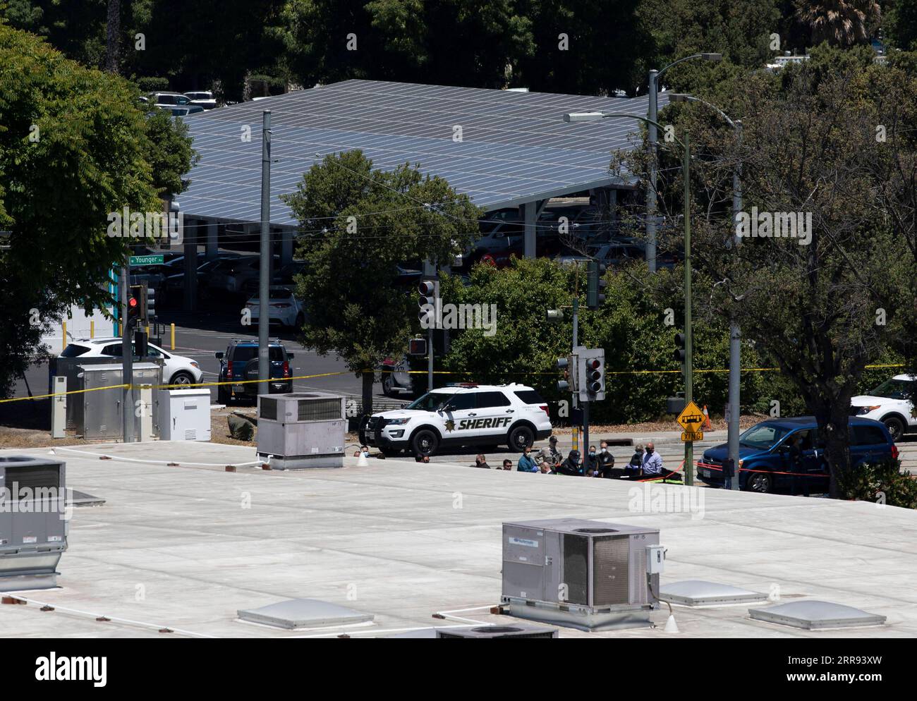 210527 -- SAN JOSE, 27 maggio 2021 -- agenti di polizia sono visti vicino alla scena di una sparatoria a San Jose, California, Stati Uniti, 26 maggio 2021. Nove persone sono rimaste uccise e almeno un'altra ferita mercoledì mattina dopo una sparatoria in un cantiere VTA Valley Transportation Authority a nord del centro di San Jose, nello stato della California, secondo le autorità locali. Foto di /Xinhua U.S.-CALIFORNIA-SAN JOSE-MASS SHOOTING LixJianguo PUBLICATIONxNOTxINxCHN Foto Stock