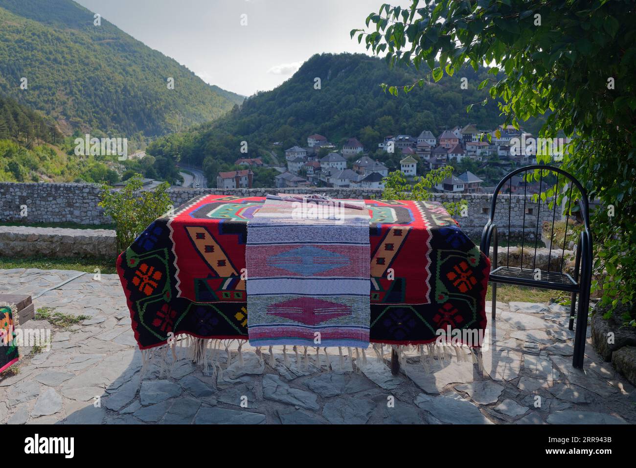 Coperta fatta a mano all'interno del castello di Stari Grad (castello della città vecchia) con vista sulla città di Travnik, Bosnia ed Erzegovina, 6 settembre 2023 Foto Stock