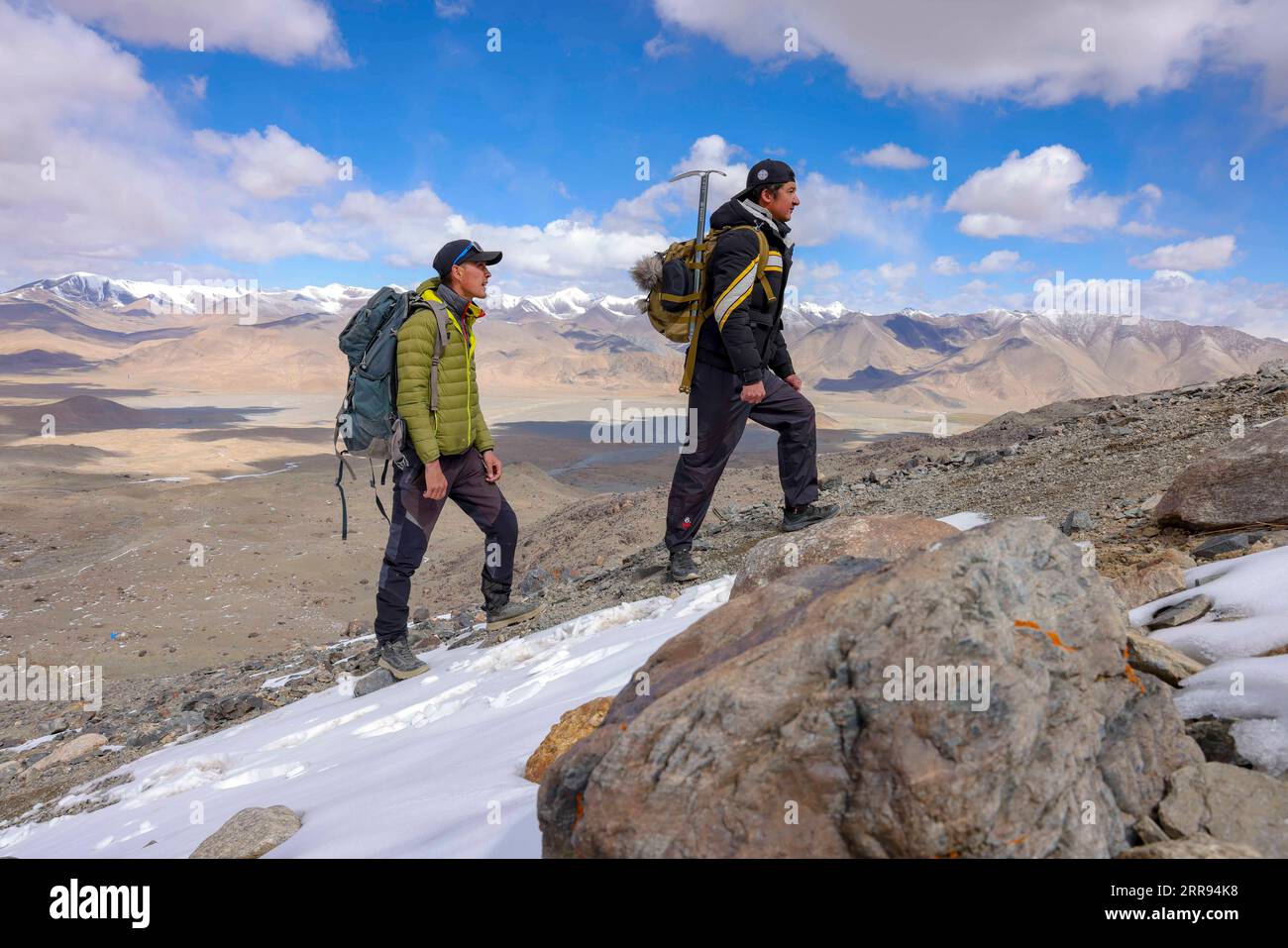 210528 -- URUMQI, 28 maggio 2021 -- Bikmirza Turdil R prende parte ad un addestramento mirato sulla Muztagh Ata nella regione autonoma di Xinjiang Uygur della Cina nord-occidentale, 15 maggio 2021. Bikmirza, un allevatore di 24 anni, nacque e crebbe ai piedi del Muztagh Ata, un picco con un'altitudine di oltre 7.500 metri, nella regione autonoma di Uygur dello Xinjiang Pamir in Cina. Ha iniziato a lavorare come guida aiutando gli scalatori a trasportare attrezzature e provviste all'età di 18 anni. Scalare il Muztagh Ata, un simbolo di coraggio, è anche considerato come la cerimonia di raggiungimento della maggiore età per i giovani locali. A Subax Villag Foto Stock