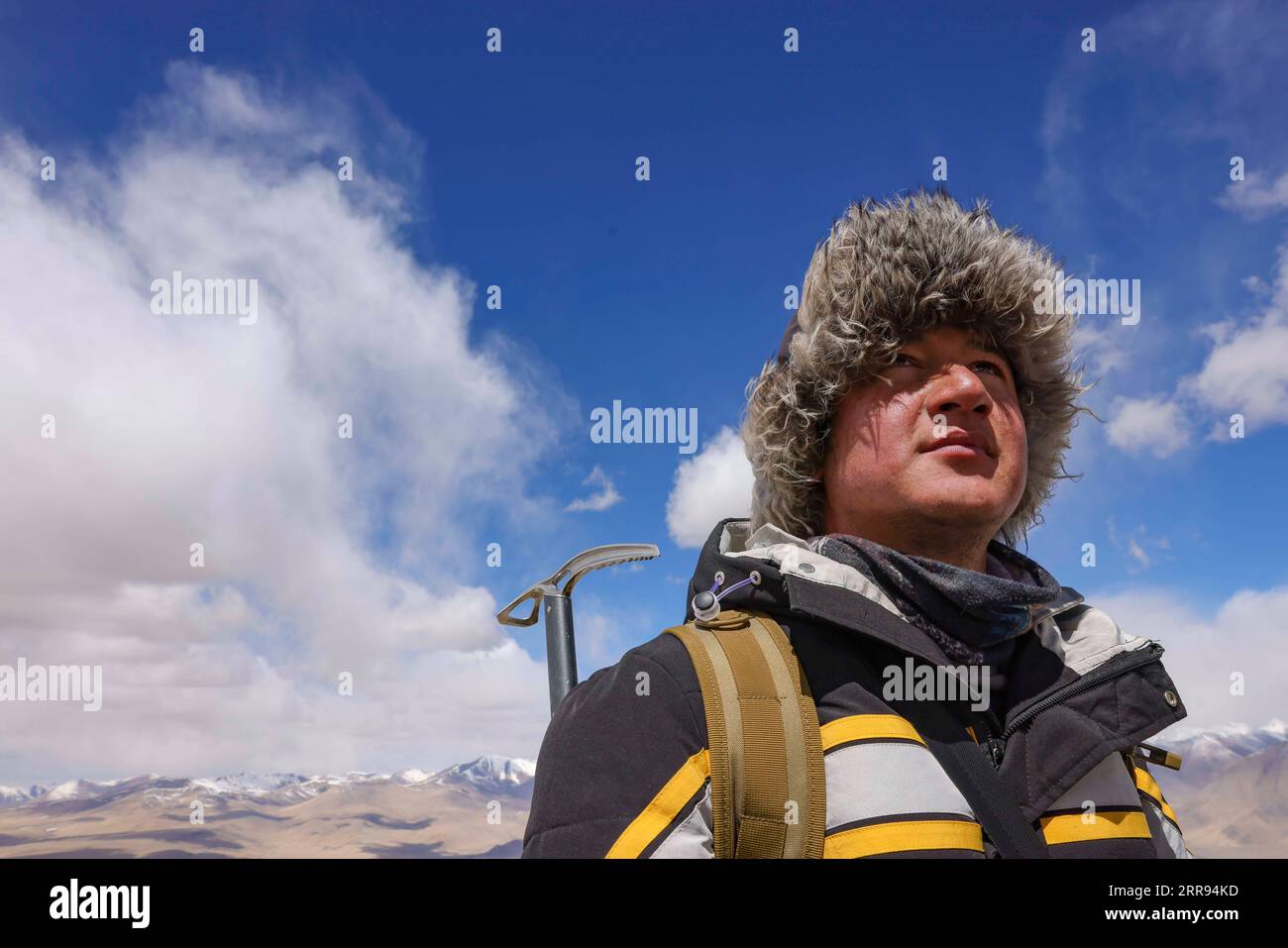210528 -- URUMQI, 28 maggio 2021 -- Bikmirza Turdil prende parte ad un addestramento mirato sulla Muztagh Ata nella regione autonoma di Xinjiang Uygur della Cina nord-occidentale, 15 maggio 2021. Bikmirza, un allevatore di 24 anni, nacque e crebbe ai piedi del Muztagh Ata, un picco con un'altitudine di oltre 7.500 metri, nella regione autonoma di Uygur dello Xinjiang Pamir in Cina. Ha iniziato a lavorare come guida aiutando gli scalatori a trasportare attrezzature e provviste all'età di 18 anni. Scalare il Muztagh Ata, un simbolo di coraggio, è anche considerato come la cerimonia di raggiungimento della maggiore età per i giovani locali. Nel Subax Village Foto Stock