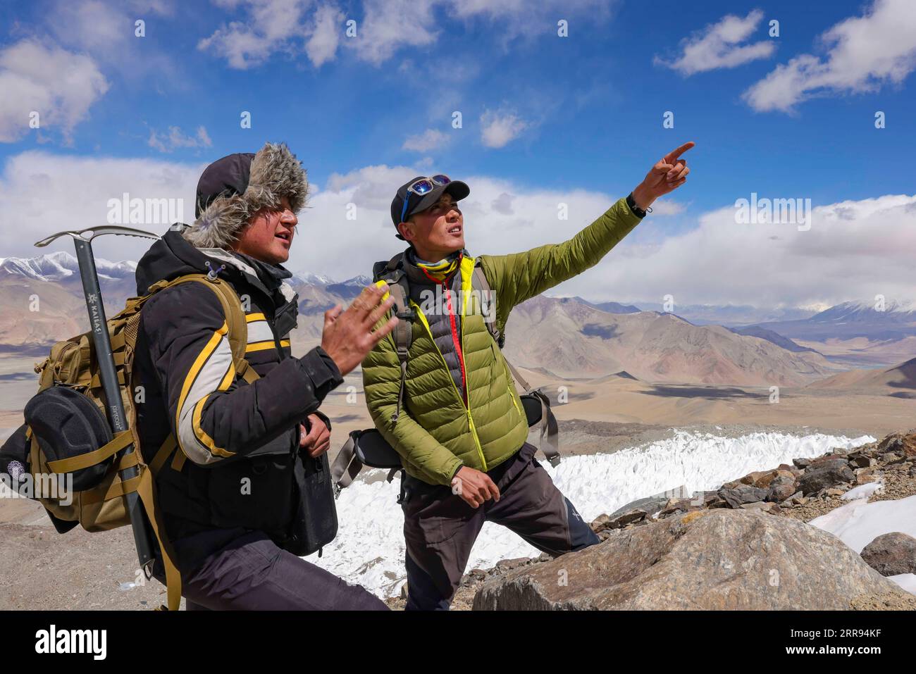 210528 -- URUMQI, 28 maggio 2021 -- Bikmirza Turdil L prende parte ad un addestramento mirato sulla Muztagh Ata nella regione autonoma di Xinjiang Uygur della Cina nord-occidentale, 15 maggio 2021. Bikmirza, un allevatore di 24 anni, nacque e crebbe ai piedi del Muztagh Ata, un picco con un'altitudine di oltre 7.500 metri, nella regione autonoma di Uygur dello Xinjiang Pamir in Cina. Ha iniziato a lavorare come guida aiutando gli scalatori a trasportare attrezzature e provviste all'età di 18 anni. Scalare il Muztagh Ata, un simbolo di coraggio, è anche considerato come la cerimonia di raggiungimento della maggiore età per i giovani locali. A Subax Villag Foto Stock