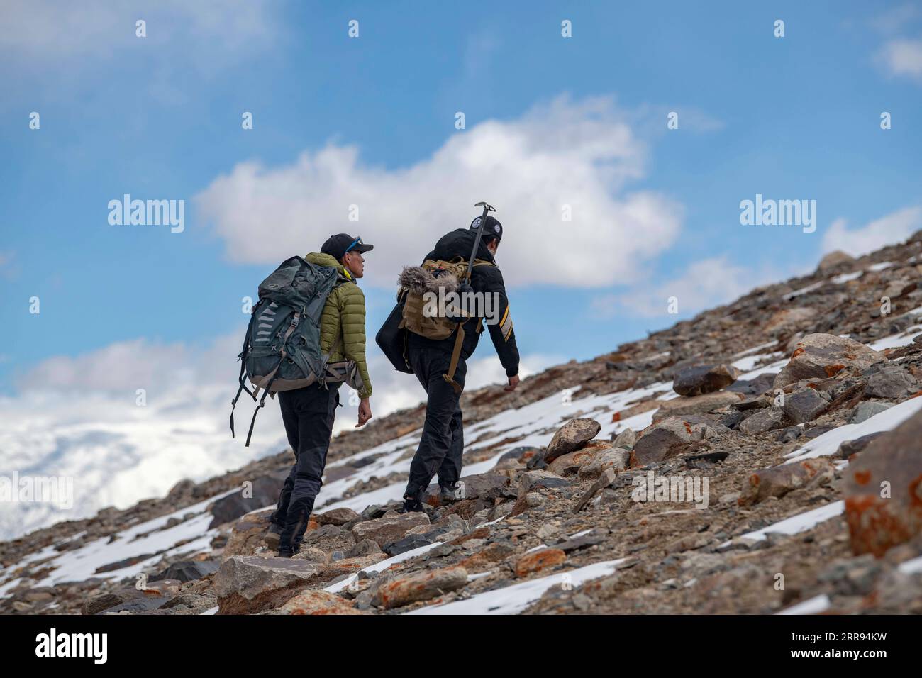 210528 -- URUMQI, 28 maggio 2021 -- Bikmirza Turdil R prende parte ad un addestramento mirato sulla Muztagh Ata nella regione autonoma di Xinjiang Uygur della Cina nord-occidentale, 15 maggio 2021. Bikmirza, un allevatore di 24 anni, nacque e crebbe ai piedi del Muztagh Ata, un picco con un'altitudine di oltre 7.500 metri, nella regione autonoma di Uygur dello Xinjiang Pamir in Cina. Ha iniziato a lavorare come guida aiutando gli scalatori a trasportare attrezzature e provviste all'età di 18 anni. Scalare il Muztagh Ata, un simbolo di coraggio, è anche considerato come la cerimonia di raggiungimento della maggiore età per i giovani locali. A Subax Villag Foto Stock