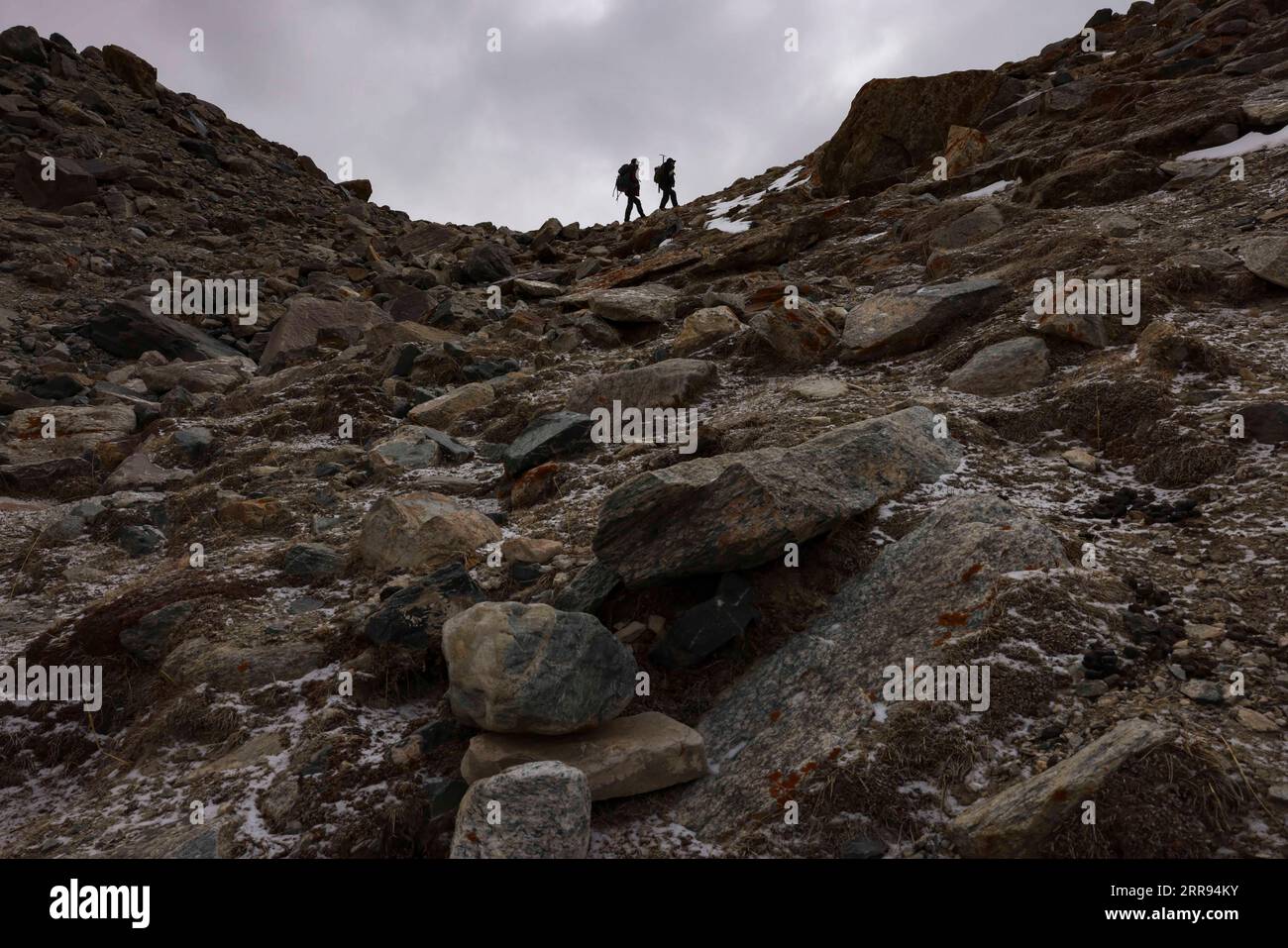 210528 -- URUMQI, 28 maggio 2021 -- Bikmirza Turdil R prende parte ad un addestramento mirato sulla Muztagh Ata nella regione autonoma di Xinjiang Uygur della Cina nord-occidentale, 16 maggio 2021. Bikmirza, un allevatore di 24 anni, nacque e crebbe ai piedi del Muztagh Ata, un picco con un'altitudine di oltre 7.500 metri, nella regione autonoma di Uygur dello Xinjiang Pamir in Cina. Ha iniziato a lavorare come guida aiutando gli scalatori a trasportare attrezzature e provviste all'età di 18 anni. Scalare il Muztagh Ata, un simbolo di coraggio, è anche considerato come la cerimonia di raggiungimento della maggiore età per i giovani locali. A Subax Villag Foto Stock