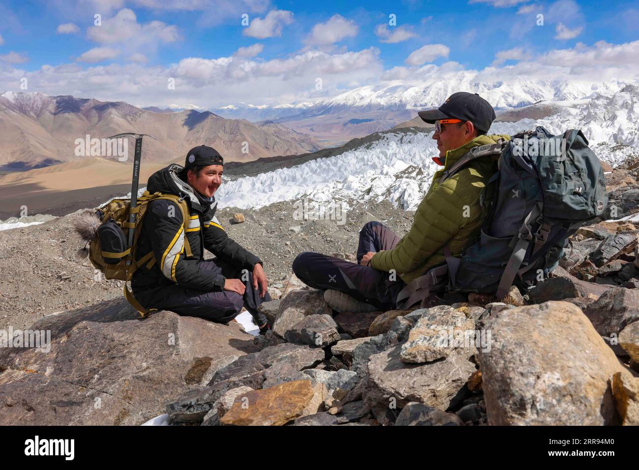 210528 -- URUMQI, 28 maggio 2021 -- Bikmirza Turdil L riposa mentre prende parte ad un addestramento mirato all'altitudine di circa 4.800 metri sulla Muztagh Ata nella regione autonoma dello Xinjiang Uygur della Cina nord-occidentale, 15 maggio 2021. Bikmirza, un allevatore di 24 anni, nacque e crebbe ai piedi del Muztagh Ata, un picco con un'altitudine di oltre 7.500 metri, nella regione autonoma di Uygur dello Xinjiang Pamir in Cina. Ha iniziato a lavorare come guida aiutando gli scalatori a trasportare attrezzature e provviste all'età di 18 anni. Scalare Muztagh Ata, un simbolo di coraggio, è anche considerato il coming-o Foto Stock