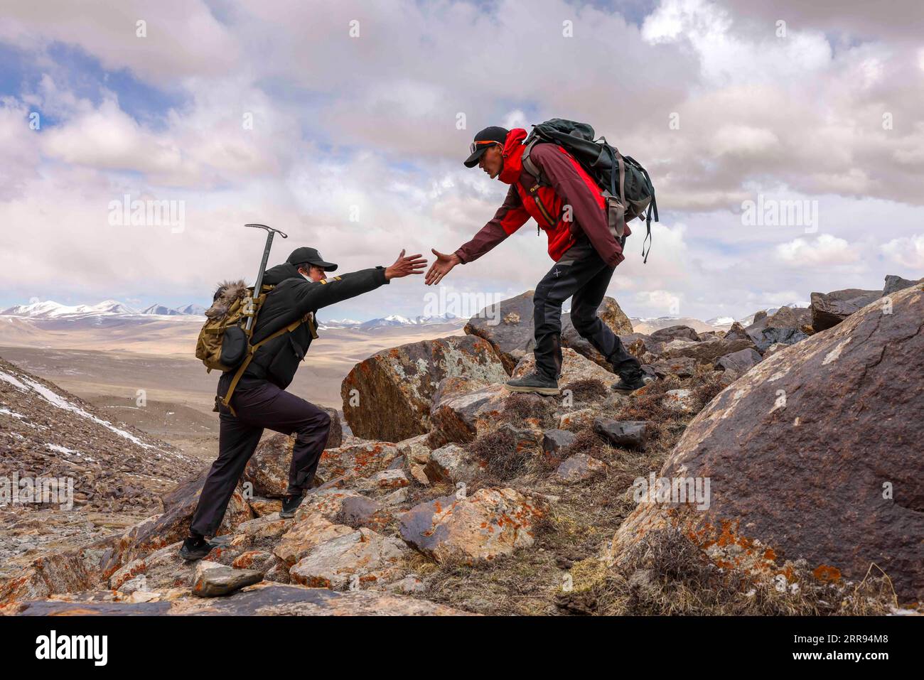 210528 -- URUMQI, 28 maggio 2021 -- Bikmirza Turdil L prende parte ad un addestramento mirato sulla Muztagh Ata nella regione autonoma dello Xinjiang Uygur della Cina nordoccidentale, 16 maggio 2021. Bikmirza, un allevatore di 24 anni, nacque e crebbe ai piedi del Muztagh Ata, un picco con un'altitudine di oltre 7.500 metri, nella regione autonoma di Uygur dello Xinjiang Pamir in Cina. Ha iniziato a lavorare come guida aiutando gli scalatori a trasportare attrezzature e provviste all'età di 18 anni. Scalare il Muztagh Ata, un simbolo di coraggio, è anche considerato come la cerimonia di raggiungimento della maggiore età per i giovani locali. A Subax Villag Foto Stock