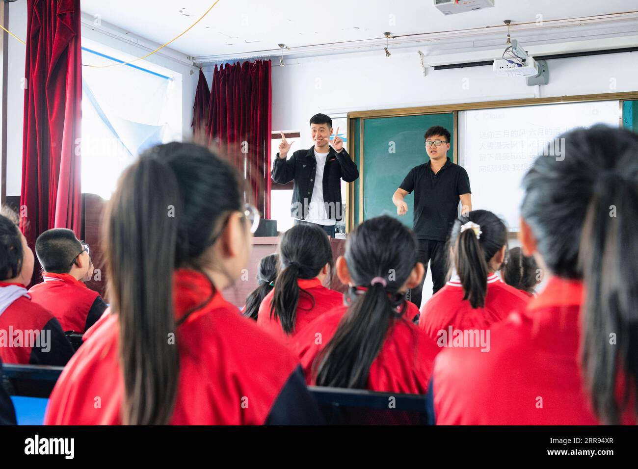 210528 -- HARBIN, 28 maggio 2021 -- i bambini praticano presso la Renmin Town Central Primary School a Renmin Town di Anda City, provincia di Heilongjiang, Cina nord-orientale, 25 maggio 2021. Li Ping e Zhang Yu sono insegnanti di musica della Renmin Town Central Primary School. Nell'aprile 2019, hanno istituito una classe di musica nella scuola. Prima, quando insegnavamo musica, abbiamo scoperto che alcuni bambini cantavano molto bene, quindi avevamo l'intenzione originale di creare una classe di musica per formare i bambini che amano la musica, e dare a più studenti rurali l'opportunità di imparare la musica vocale e gli strumenti musicali senza c Foto Stock