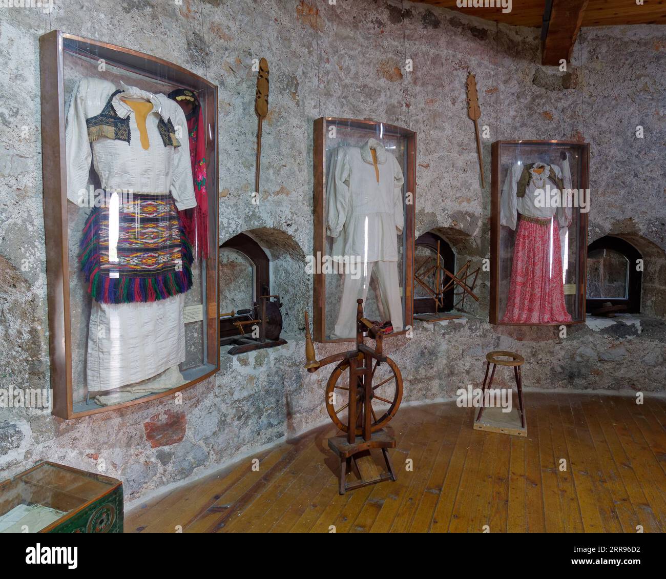 Museo all'interno del castello di Stari Grad (castello della città vecchia) con abiti tradizionali in mostra a Travnik, Bosnia ed Erzegovina, 6 settembre 2023 Foto Stock