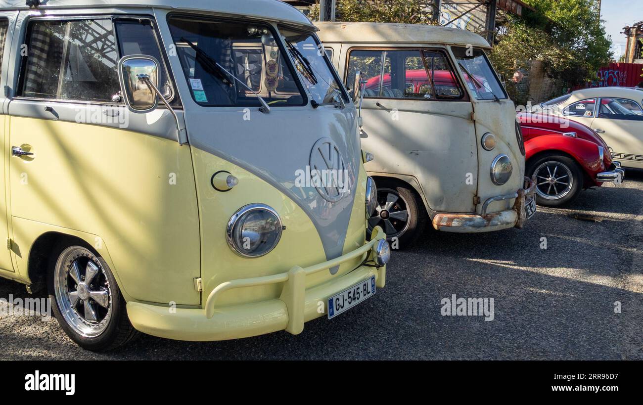 Bordeaux , Francia - 09 04 2023 : vw Transporter Ancient Combi westfalia Minibus Volkswagen Type 2 bulli microbus Foto Stock
