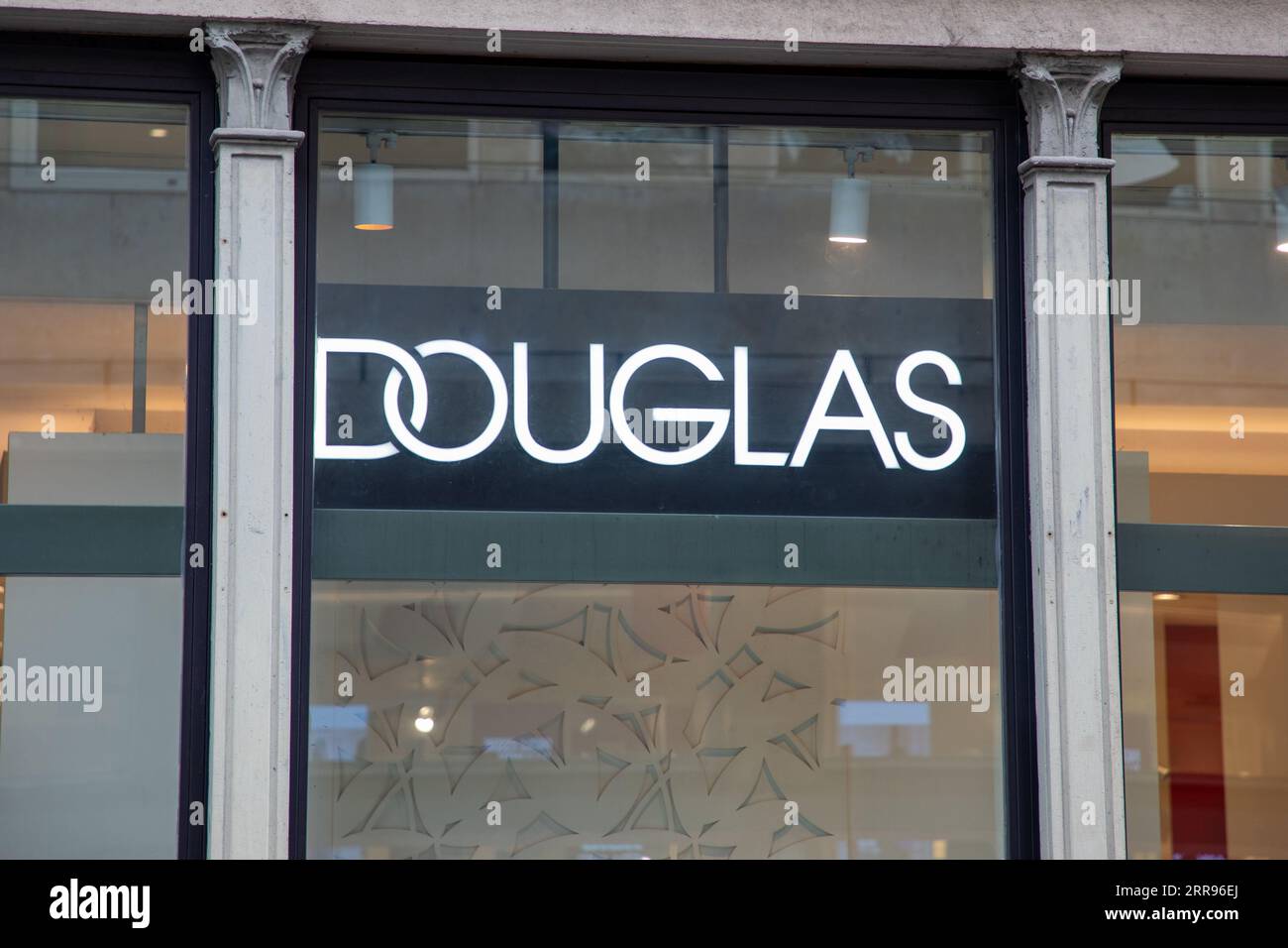 Milano , Italia - 09 01 2023 : douglas logo testo e facciata insegna negozio catena tedesca di cosmetici boutique entrata Foto Stock