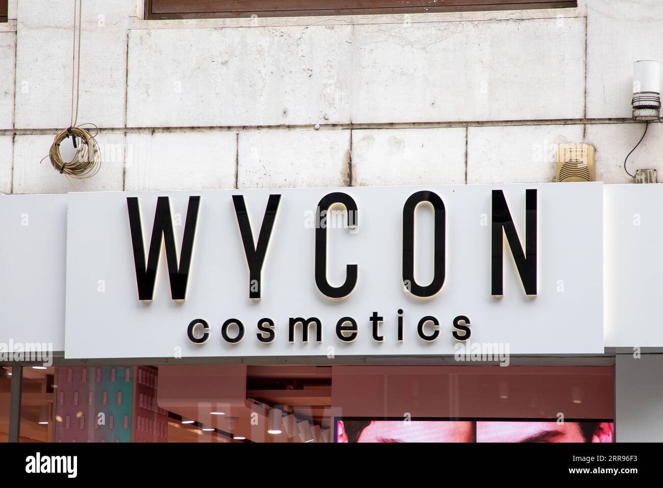 Milano , Italia - 09 06 2023 : Wycon Cosmetics logo brand e cartello di testo facciata facciata, negozio di cosmetici di bellezza, profumeria, ingresso alla boutique Foto Stock