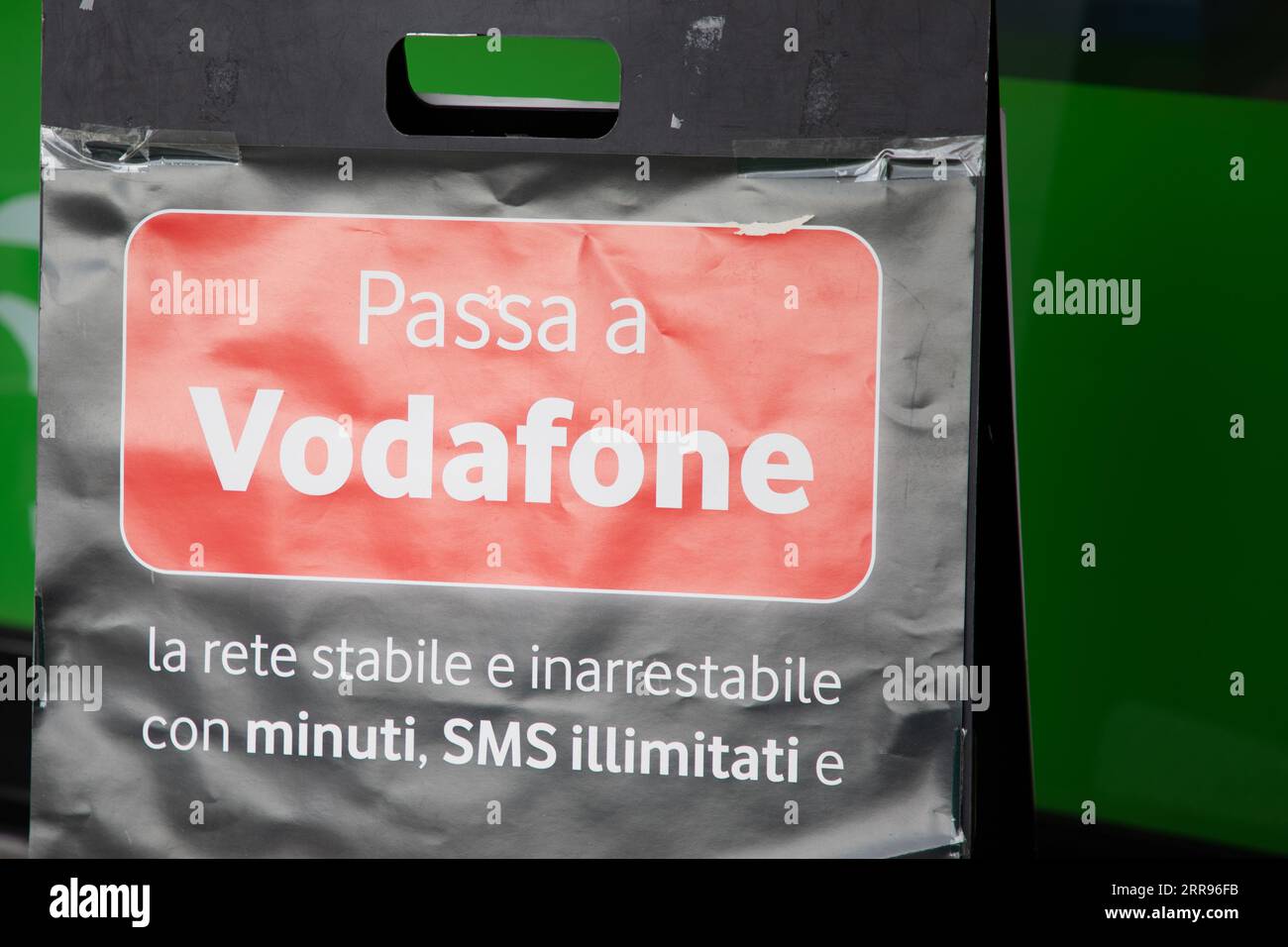 Milano , Italia - 09 01 2023 : logo del marchio Vodafone e cartellonistica pubblicitaria italiana della catena multinazionale britannica, facciata d'ingresso telecomunicat Foto Stock