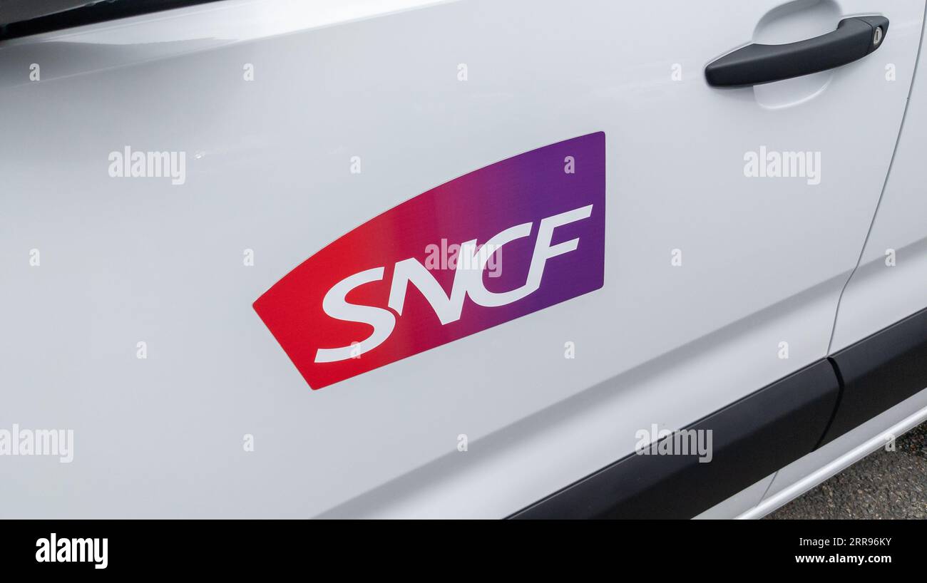Bordeaux , Francia - 08 22 2023 : sigla e testo del logo SNCF sul fianco della stazione società nazionale della compagnia ferroviaria francese in Francia Foto Stock