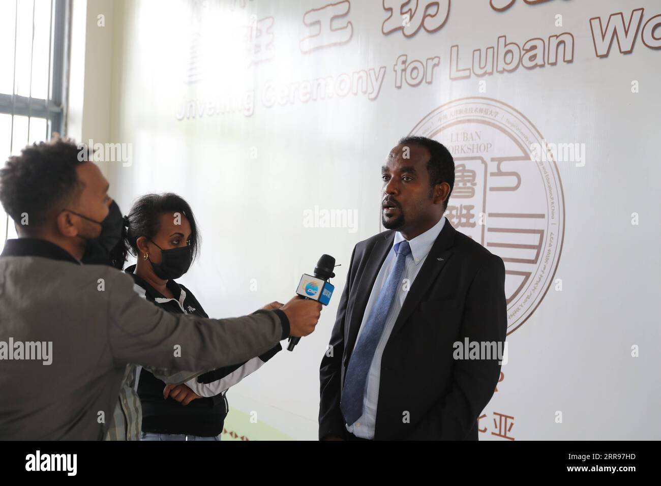 210531 -- ADDIS ABEBA, 31 maggio 2021 -- Teshale Berecha R, presidente dell'Università tecnica etiope, è intervistato con Xinhua ad Addis Abeba, Etiopia, il 28 aprile 2021. Il workshop sui lubani etiopi costruito di recente in Cina offre una formazione tecnica di alto livello per aiutare gli studenti universitari etiopi a soddisfare i requisiti del mercato globale emergente. ANDARE CON la caratteristica: Il laboratorio cinese di Luban accende le aspirazioni orientate alla tecnologia dei giovani etiopi ETIOPIA-ADDIS ABEBA-CINA-LUBAN WORKSHOP WangxPing PUBLICATIONxNOTxINxCHN Foto Stock
