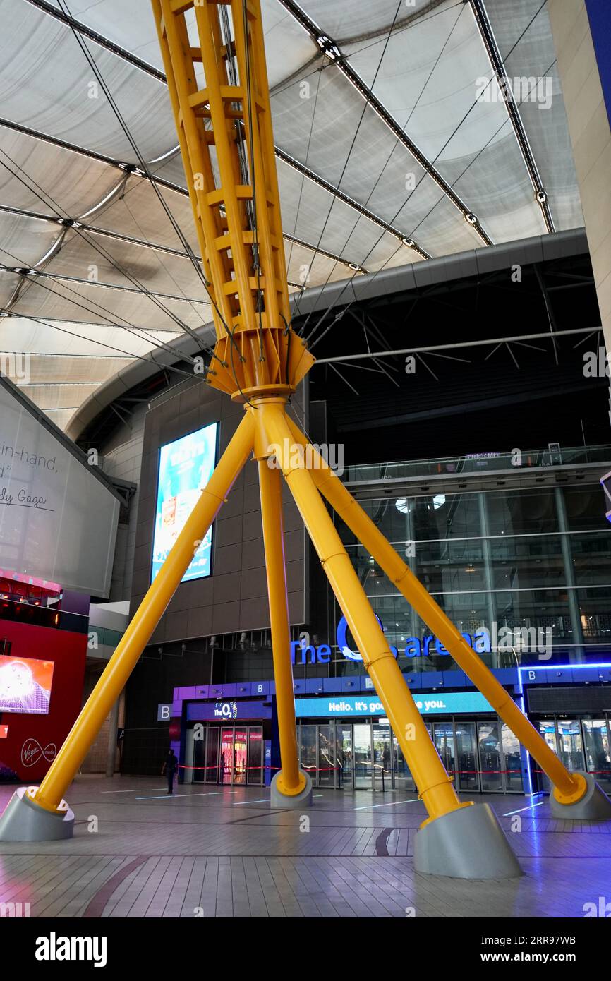 Londra, Regno Unito, massicci supporti gialli del tetto alla O2 Arena. Foto Stock