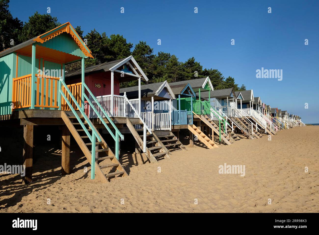 capanne colorate sulla spiaggia, pozzi vicino al mare, norfolk settentrionale, inghilterra Foto Stock