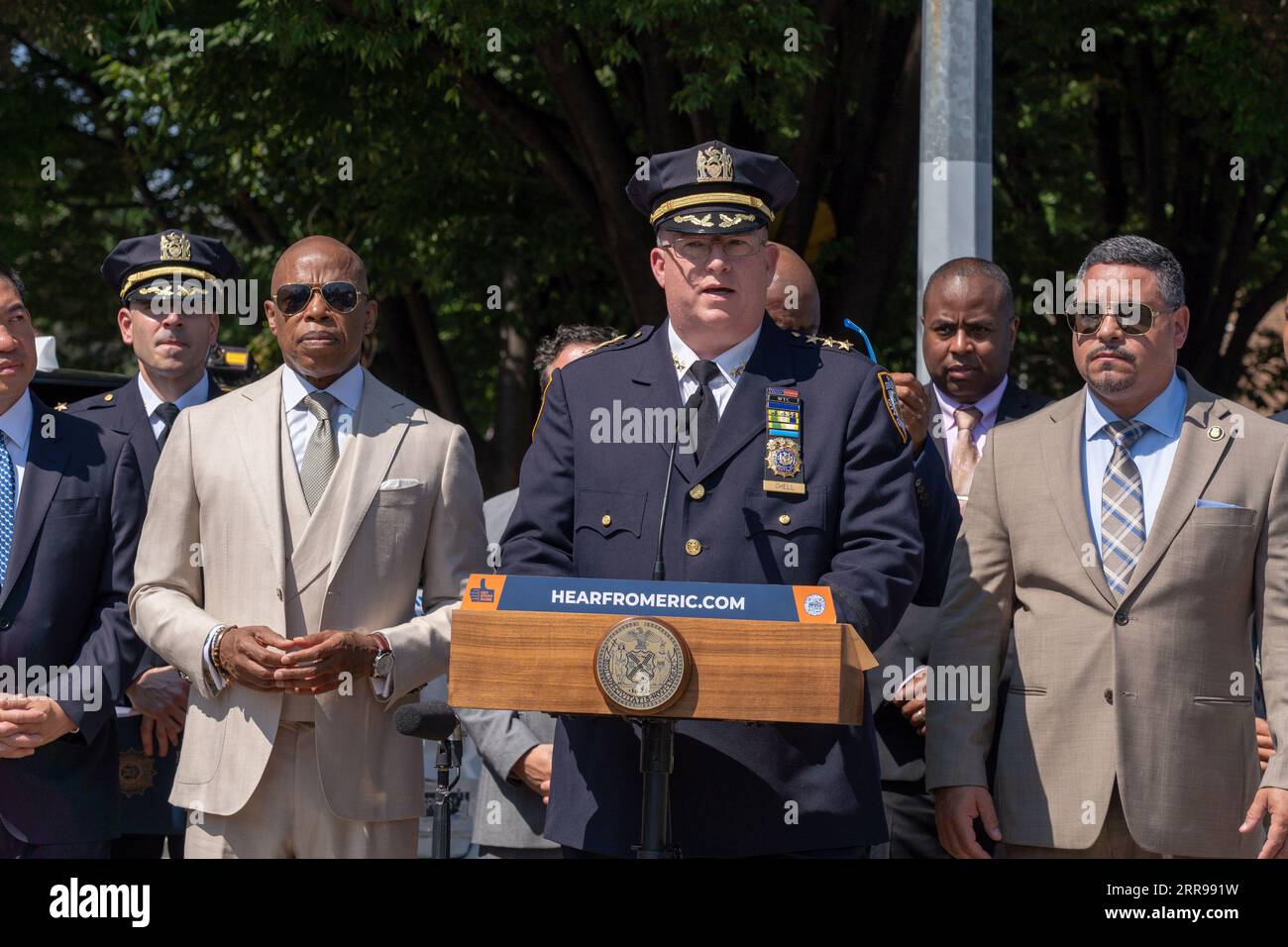 John M. Chell, capo della polizia di New York, parla durante l'annuncio del sindaco Adams di un nuovo piano completo per reprimere i furti di auto nei cinque distretti del Queens di New York City. Nonostante una diminuzione complessiva dei principali crimini fino ad oggi quest'anno, la Grand Larceny auto (GLA) è aumentata di circa il 19% fino ad agosto, guidata principalmente da un aumento del furto di alcuni modelli Kia e Hyundai, guidato in gran parte dai social media virali, questo non riguarda solo New York, ma l'intera nazione. Foto Stock