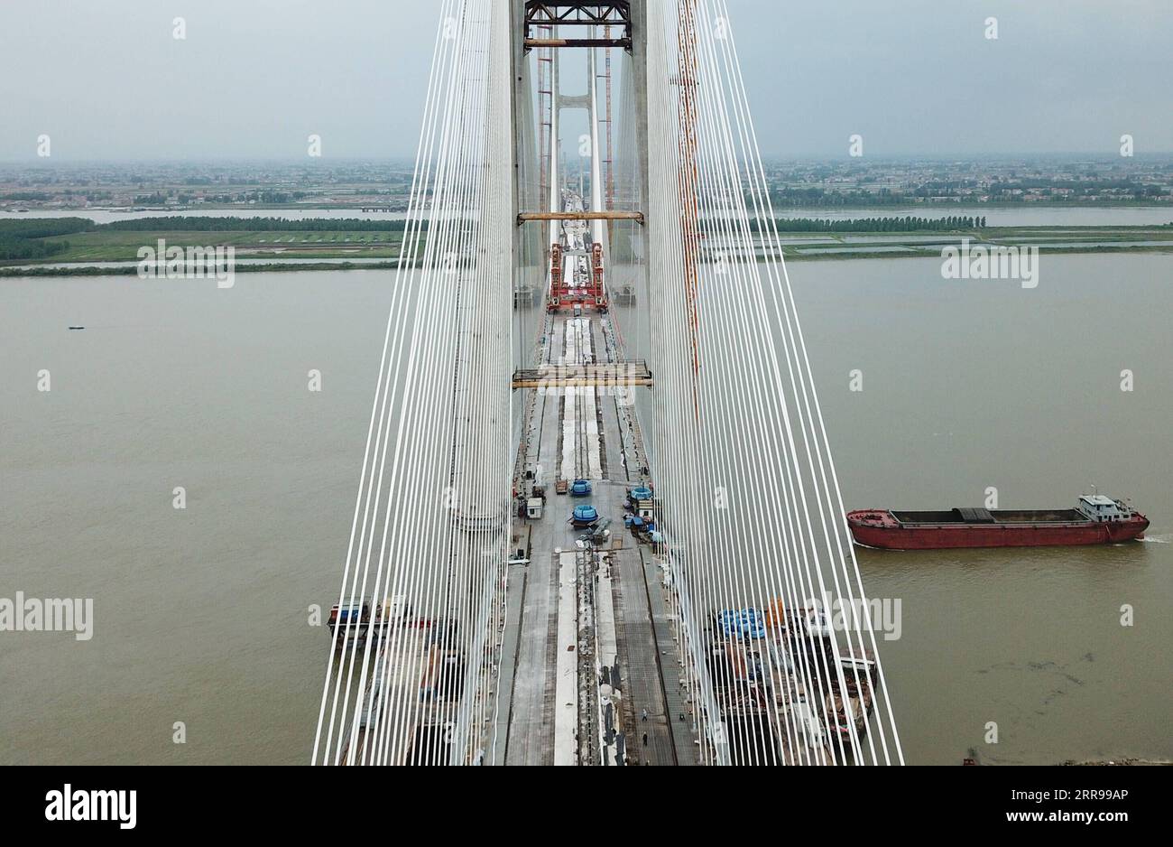 210603 -- WUHAN, 3 giugno 2021 -- foto aerea scattata il 3 giugno 2021 mostra il ponte sul fiume Bianyuzhou Yangtze al confine tra la provincia di Hubei della Cina centrale e la provincia di Jiangxi della Cina orientale. Collegando la contea di Huangmei della provincia di Hubei della Cina centrale e la città di Jiujiang della provincia di Jiangxi della Cina orientale, il ponte fa parte della ferrovia Anqing-Jiujiang. La ferrovia ha una velocità prevista di 350 chilometri all'ora per le due linee ad alta velocità e di 200 chilometri all'ora per le altre due linee riservate passeggeri e merci. CHINA-ANQING-JIUJIANG-RAILWAY-BIANYUZHOU YANGTZE RIVER BRIDGE-CLOSURE CN Foto Stock