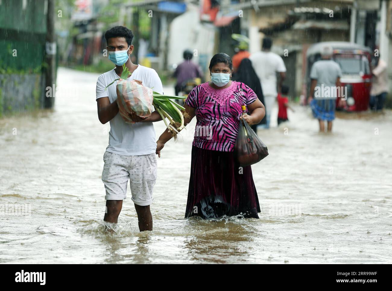 210604 -- GAMPAHA, 4 giugno 2021 -- le persone si sono imbattute in una strada allagata a Gampaha, a circa 20 km da Colombo, Sri Lanka, il 4 giugno 2021. Giovedì, il Dipartimento meteorologico dello Sri Lanka ha dichiarato che nei prossimi giorni erano attese forti piogge e forti venti in diverse aree dell'isola, a causa dell'inizio dei monsoni sudoccidentali. Foto di /Xinhua SRI LANKA-GAMPAHA-FLOOD AjithxPerera PUBLICATIONxNOTxINxCHN Foto Stock