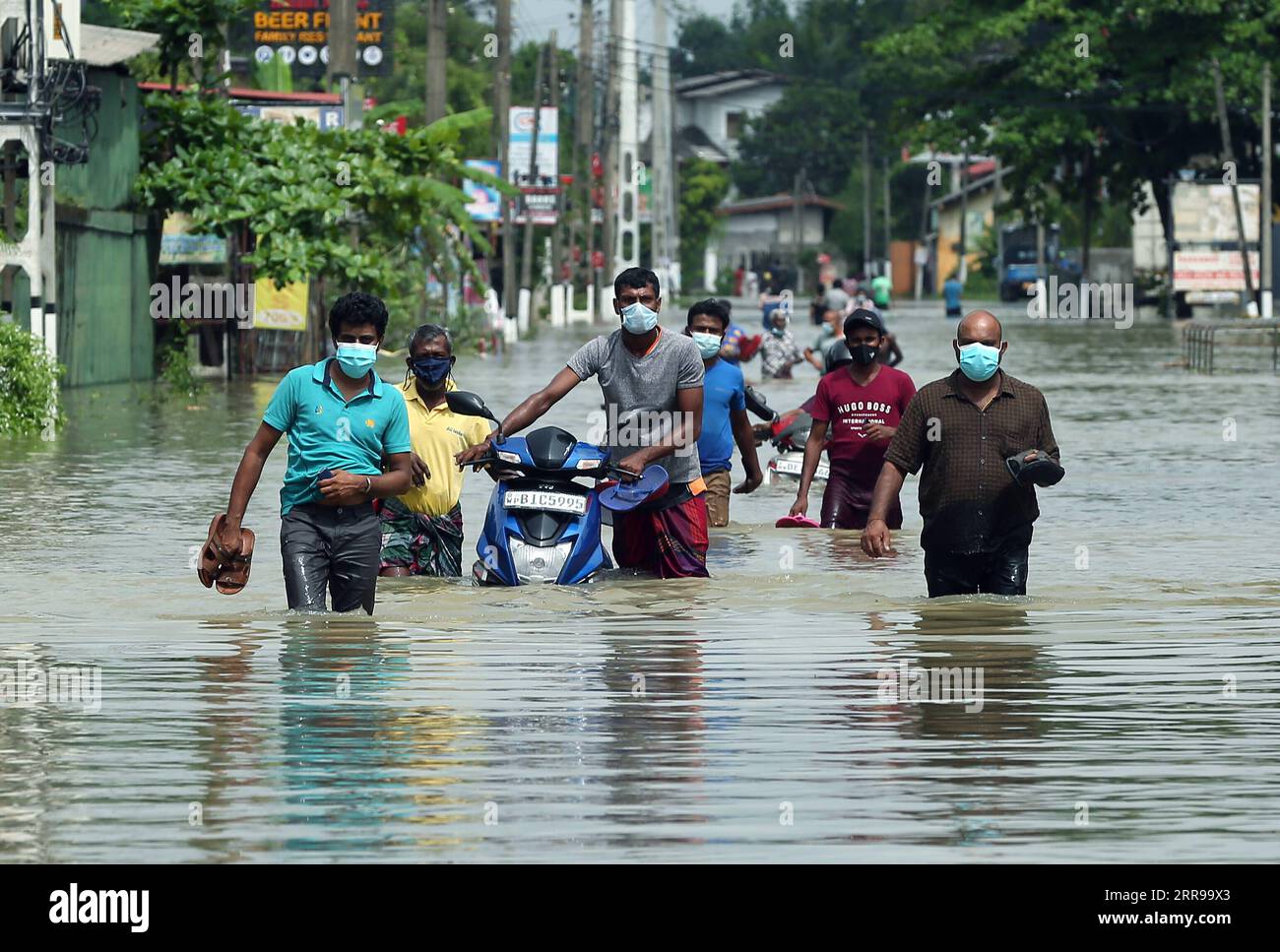 210604 -- GAMPAHA, 4 giugno 2021 -- le persone si sono imbattute in una strada allagata a Gampaha, a circa 20 km da Colombo, Sri Lanka, il 4 giugno 2021. Giovedì, il Dipartimento meteorologico dello Sri Lanka ha dichiarato che nei prossimi giorni erano attese forti piogge e forti venti in diverse aree dell'isola, a causa dell'inizio dei monsoni sudoccidentali. Foto di /Xinhua SRI LANKA-GAMPAHA-FLOOD AjithxPerera PUBLICATIONxNOTxINxCHN Foto Stock