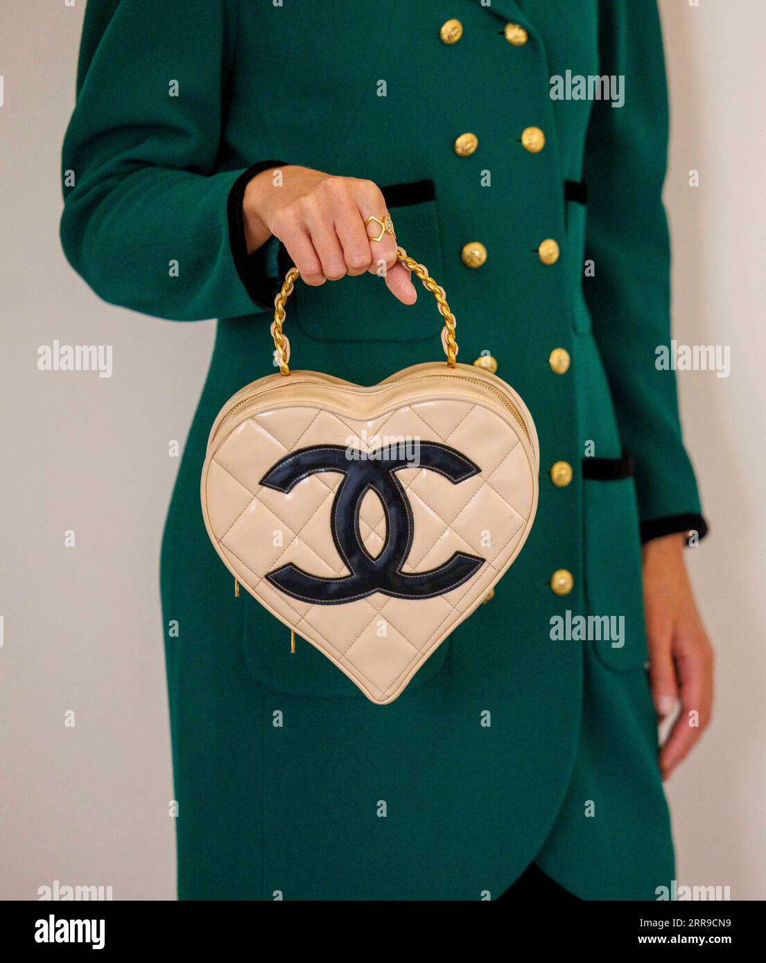 Londra, Regno Unito 7 settembre 2023 Karl Lagerfeld per Chanel; A beige Patent Leather Heart Vanity Bag, Primavera 1995, stimato £ 15.000-20.000 Bonham è pronto a far luce sul mondo di Chanel. In coincidenza con l'apertura della mostra V&AÕs Gabrielle Chanel Fashion Manifesto, Bonhams Knightsbridge ospiterà The Art of Luxury: Chanel, la loro seconda vendita londinese dedicata all'artigianato di Chanel. I saldi online del 11-21 settembre presenteranno articoli di lusso della Maison, tra cui borse, gioielli e una selezione di alta moda, tutti realizzati a mano nell'atelier Chanel. Foto Stock