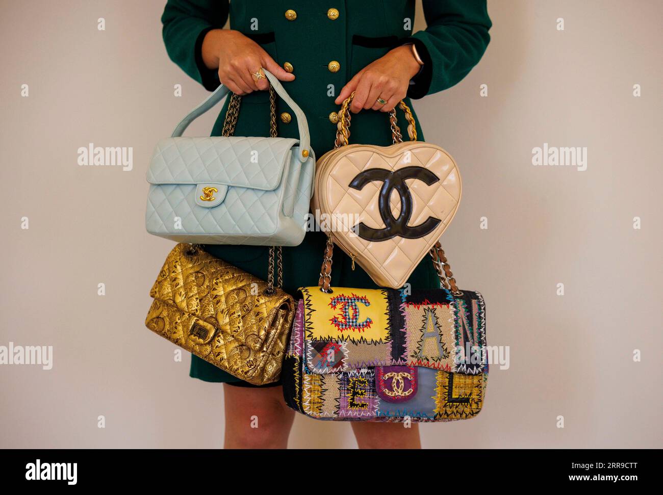 Londra, Regno Unito. 7 settembre 2023. Selezione AV di borse Chanel che saranno in vendita. Bonhams è pronto a far luce sul mondo di Chanel. In coincidenza con l'apertura della mostra V&AÕs Gabrielle Chanel Fashion Manifesto, Bonhams Knightsbridge ospiterà The Art of Luxury: Chanel, la loro seconda vendita londinese dedicata all'artigianato di Chanel. I saldi online del 11-21 settembre presenteranno articoli di lusso della Maison, tra cui borse, gioielli e una selezione di alta moda, tutti realizzati a mano nell'atelier Chanel. Crediti: Mark Thomas/Alamy Live News Foto Stock