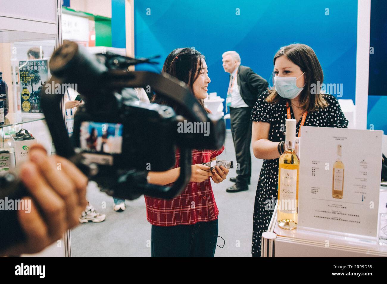 210610 -- NINGBO, 10 giugno 2021 -- Eleni Oikonomous R riceve un'intervista al secondo Expo CEEC Cina-paesi dell'Europa centrale e orientale a Ningbo, provincia dello Zhejiang, nella Cina orientale, 9 giugno 2021. Eleni Oikonomous venne a Ningbo con suo marito dalla Grecia all'inizio del 2019. Con l'aiuto di politiche locali di sostegno per gli imprenditori dei paesi dell'Europa centrale e orientale, Eleni ha aperto una società commerciale e un centro di formazione per la danza dove insegna danza popolare greca. Eleni sta aspettando il suo primo bambino, che scadrà tra solo un mese. Ho passato due anni a Ningbo e ho trovato il Foto Stock